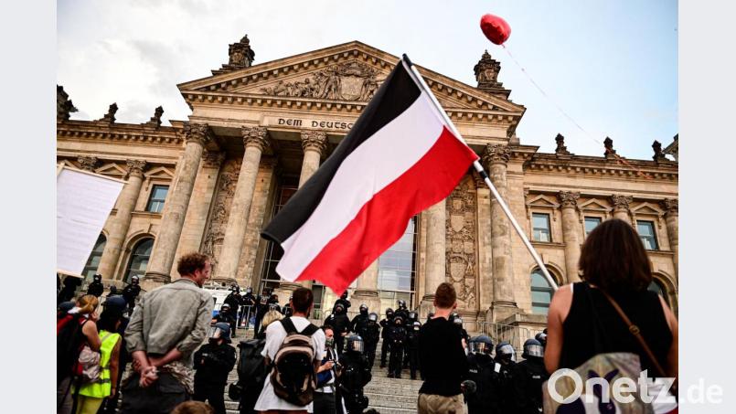 Teilnehmer einer Kundgebung im August in Berlin gegen die Corona-Maßnahmen stehen vor dem Reichstag, ein Teilnehmer hält eine Reichsflagge. Dieses Bild soll sich nach dem Wunsch von Grün.Bunt.Weiden in der Max-Reger-Stadt nicht bieten. Archivbild: Fabian Sommer/dpa