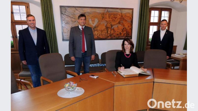 Ins Goldene Buch der Stadt tragen sich US-Generalkonsulin Meghan Gregonis und IMCOM-Direktor Tommy Mize (rechts) ein. Brigadegeneral Christopher Norrie und Bürgermeister Edgar Knobloch (von links) freuen sich über den Besuch. Bild: mor