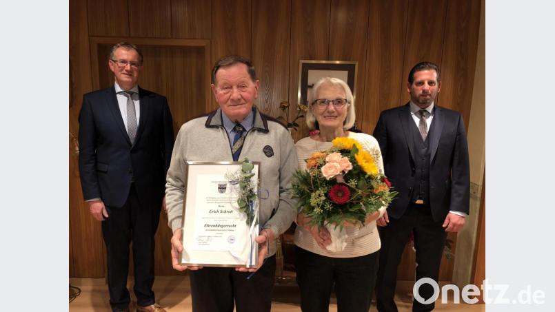 Aus der Hand von Bürgermeister Franz Grabinger (links) erhielt Erich Schrott (Zweiter von links) die Urkunde, mit der er zum Ehrenbürger der Gemeinde Schwarzach ernannt wurde. Zweiter Bürgermeister Michael Singer (rechts) gratulierte ebenfalls. Blumen gab es für Rosa Schrott (Zweite von rechts). Bild: ga