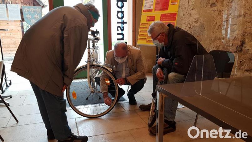 Egal ob Fahrrad oder Smartphone: Ziel des Klima- und Repair-Cafés ist es, Müll zu vermeiden und kaputte Gegenstände stattdessen wieder zu reparieren. Bild: Linda Trager, ZEN Ensdorf/exb