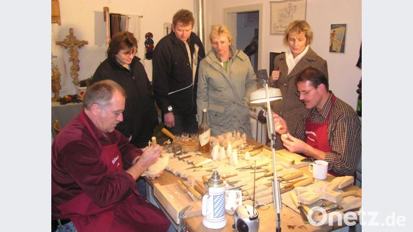 Vorsitzender Gerhard Müller (links), ein Enkel des unvergessenen Schnitzerpioniers Georg Müller, und sein Kamerad Gerhard Janker bei einer Schnitzvorführung im Stadtmuseum. Bild: tu