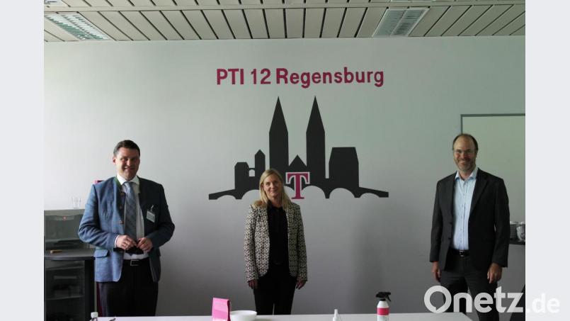 Die Telekom-Mitarbeiter Kerstin Glanert und Markus Beckmann (rechts) sprachen mit Landrat Thomas Ebeling (links) über den Breitbandausbau in der Region. Bild: Dominik Hauser/exb