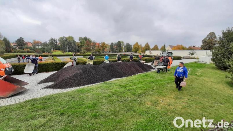 Bei der Herbstaktion im Fischhofpark verteilten die Helfer am vergangenen Samstag 20 Tonnen Lavasteine in die Pflanzbereiche des Senkgartens. Bild: Franz Häring/exb