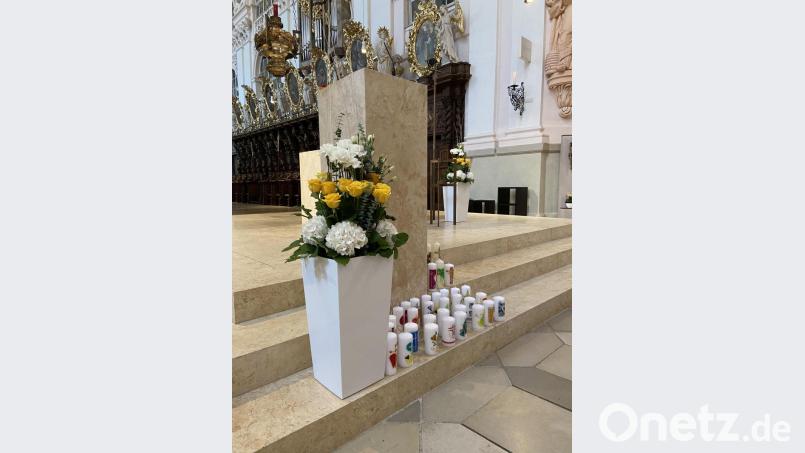Als Erinnerungsgeschenk gab es für jedes Jubelpaar eine geweihte Kerze. Diese Kerzen hatten die Damen des Sachausschusses Ehe und Familie des Pfarrgemeinderats unter der Leitung von Tanja Scharnagl gestaltet. Bild: Markus Scharnagl/exb