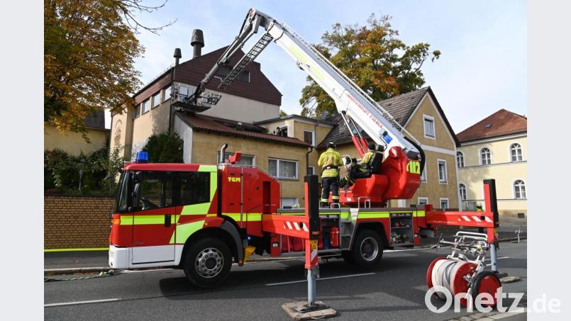 Mit dem Teleskopgelenkmast rückte die Feuerwehr Amberg in die Wingershofer Straße aus. Bild: gf