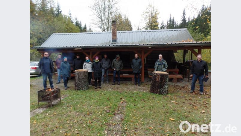 Forstdirektor Dirk Lüder (Zweiter von rechts) informierte die Ausschussmitglieder über den Themenkomplex Ausgleichsflächen sowie über die Neustrukturierung der Landwirtschaftsverwaltung in Bayern, insbesondere der Landwirtschaftsämter Tirschenreuth und Weiden. Unser Bild zeigt ferner Bürgermeister Roman Schäffler (Dritter von rechts) sowie Roland Sächerl, Leiter des städtischen Bauamtes (rechts). Bild: br