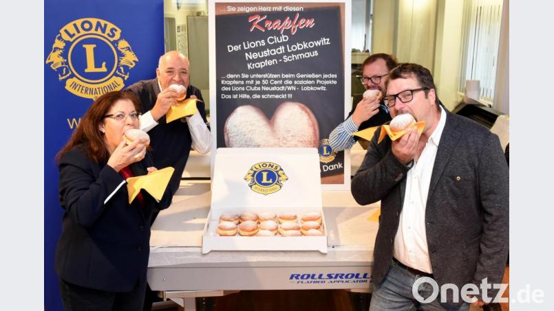 Die &quot;Löwen&quot; beißen zu: Vor der &quot;Krapfenschmaus&quot;-Aktion testen Vizepräsidentin Regina Kestel (von links), Vorstandsmitglied Christian Kick, Sekretär Sebastian Denzler und Präsident Yul Regler die Krapfen. Bild: Lions-Club Neustadt/WN-Lobkowitz/exb