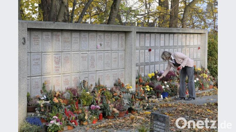 An der Urnenwand im Stadtfriedhof könnte es an Allerheiligen zum Gedränge kommen. Auf den Friedhöfen herrscht in diesen Tagen deshalb Maskenpflicht.. Die Abstandsregelungen sollen auch beim Gräbergang eingehalten werden. Archivbild: Petra Hartl