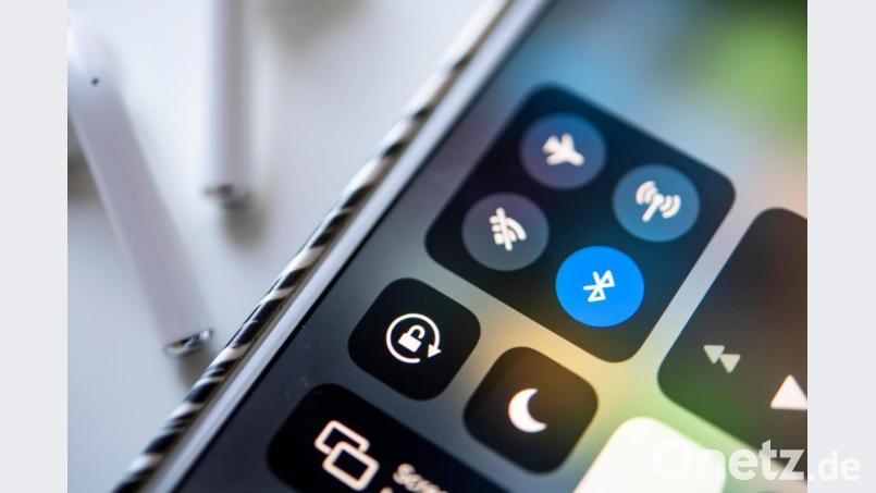 Ein Amberger hatte sein Handy als gestohlen gemeldet - und fand es kurz darauf im Mülleimer. Symbolbild: Catherine Waibel/dpa