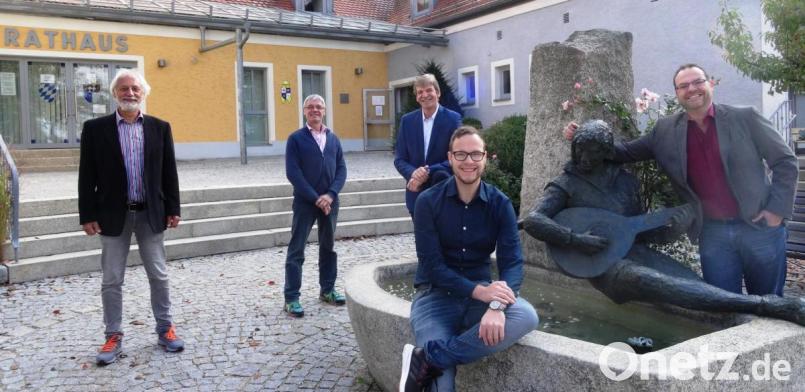 Michael Rischke (Dritter von links) übergab den Vorsitz des SPD-Ortsvereins Ursensollen an Daniel Reichenberger (Vierter von links). Außerdem im neu gewählten Vorstand: (von links) Norbert Mitlmeier und Klaus-Peter Kohls sowie (rechts) Alexander Keil. Bild: exb
