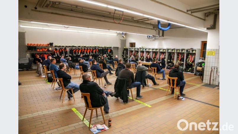 Mit ausreichend Abstand trafen sich die Kommandanten und Vorsitzenden der Gemeinden Freudenberg und Kümmersbruck. Bild: egl