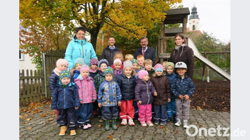 Von links: Kindergartenleitung Heike Scholle, Bürgermeister Albert Geitner, Pfarrer Klaus Birnthaler und Heilerziehungspflegerin Maria König mit ihren fleißigen Helferinnen und Helfern. Bild: Nina Forster/exb