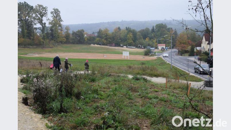An der Neuen Mitte in Ebermannsdorf schieden sich erneut die Geister. Diesmal ging es um die Schaffung von sozialem Wohnraum. Die Fraktion von SPD, CSL und Freie Wähler lehnte den CSU-Antrag ab. Bild: bö