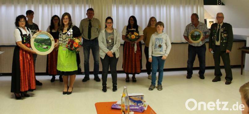 von links vordere Reihe: Anita Utz, Königin Vanessa Gürtler, Jugendkönigin: Katja Huber, Jugendritter: Philipp Schötz;
hintere Reihe: 1.SM: Tanja Hüttner, 1 Ritter: Stefan Nitzbon, Schützenliesel: Gerlinde Kölbel, 2. Ritter: Selina Gürtler, Aufgelegtkönig Ludwig Kopp, Aufgelegt 1 Ritter. Helmut Schötz; Bild: sis