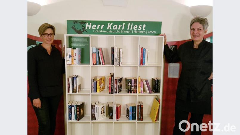 Jutta Gebhard (links) und Marlene Thimet (rechts) präsentieren das &quot;offene Bücherregal.&quot; Bild: kbw