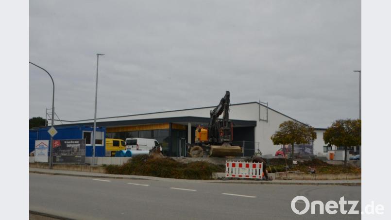 Schon Anfang Dezember soll der neue E-Center-Lebensmittelmarkt an der Altenstadter Straße eröffnet werden. Bild: dob