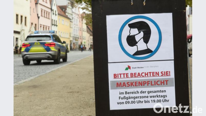 Die Maskenpflicht in der Weidener Fußgängerzone gilt nun schon seit mehreren Tagen. Die in der jüngsten Zeit gestiegenen Coronazahlen in Stadt und Land ziehen aber jetzt noch weitere Folgen nach sich. Bild: Gabi Schönberger