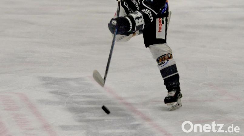 Noch etwa eine Woche müssen die Eishockeyspieler der Blue Devils Weiden in Quarantäne verbleiben. Symbolbild: Andreas Brückmann