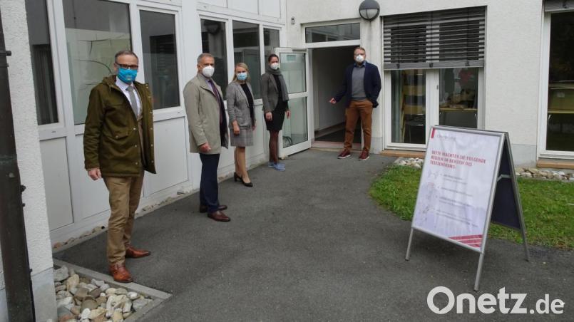 Bürgermeister Bernd Sommer, Landrat Roland Grillmeier, Michaela Hutzler, Medizinische Direktorin der Klinken Nordoberpfalz, Ärztin Anna Kurzeck vom Gesundheitsamt und Wirtschaftsförderer Volker Höcht gaben am Mittwoch Einblicke in die neue Teststation in Waldsassen. Bild: rti