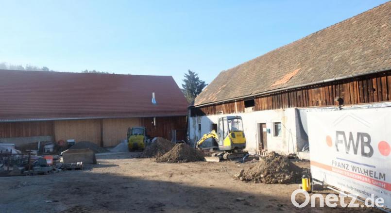 Der Schlossbauernhof in Altfalter wird zu einem Dorfzentrum umgestaltet. Die Scheune ist bereits renoviert und kann zu bestimmten Anlässen genutzt werden. Zurzeit laufen die Sanierunsarbeiten für die ehemalige Stallung: Ein Gemeinschafts - und Wirtschaftsraum sowie eine Kaffeethek und ein Sanitärbereich entstehen. Das Vorhaben soll 2020 abgeschlossen sein.. Bild: ohr