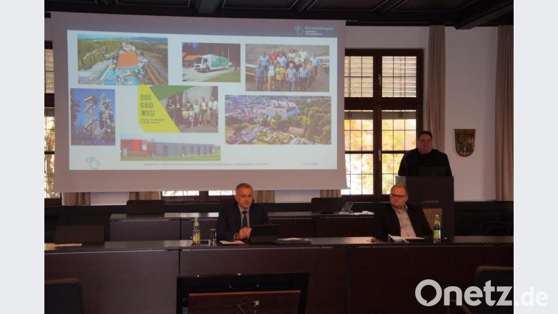 Dass sich der Landkreis nicht zu verstecken braucht, verdeutlichte Regionalmanager Florian Rüth (rechts) in Wort und Bild. Landrat Roland Grillmeier und Pressesprecher Wolfgang Fenzl (von links) waren aufmerksame Zuhörer. Bild: as