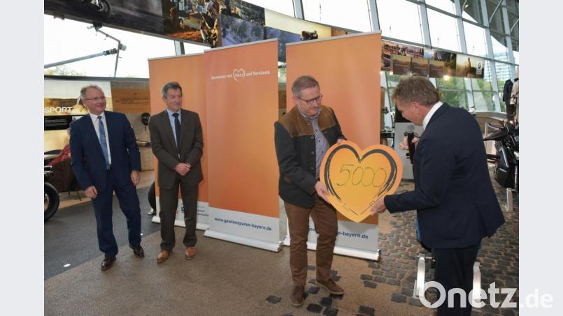 Ein großes Herz für den Turnverein Vohenstrauß bewies der Gewinnsparverein Bayern eV mit geschäftsführendem Vorstand Thomas Pohl (rechts). Per Losentscheid traf es diesmal die Raiffeisenbank Vohenstrauß-Neustadt, über eine größere Geldsumme verfügen zu können. Der Vorstand mit Werner Bäumler und Geschäftsstellenleiter Hermann Helm (von links) entschieden sich für den Turnverein Vohenstrauß. TV-Vorsitzender Klaus Nigg (Zweiter von rechts) nahm die Summe dankbar für die Skiliftanlage auf dem Fahrenberg entgegen. Bild: dob