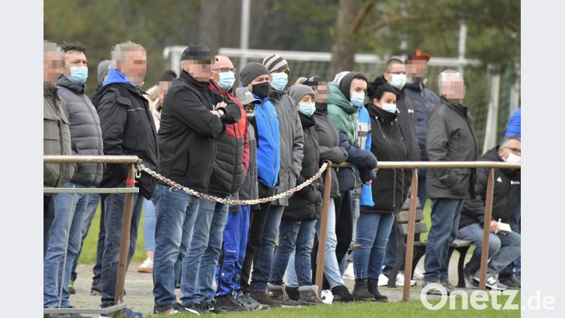 Fast alle Zuschauer halten sich an die Regeln. Abstand oder Maske,. Aber nicht alle, und deswegen gibt&#039;s immer wieder Ärger auf den Fußballplätzen. Archivbild: Hubert Ziegler