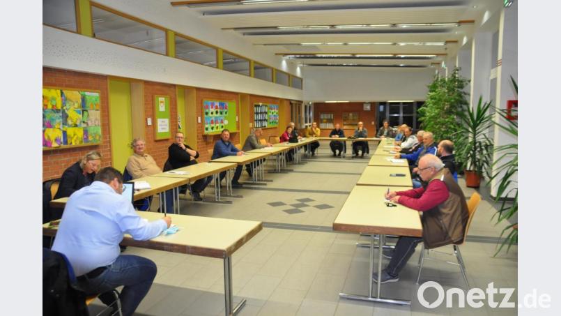 Eine lange Liste mit Veranstaltungen für 2021 haben die Vereinsvertreter mit Bürgermeister Thomas Kaufmann (vorne links) erstellt. Wie viele davon wegen Corona wirklich abgehalten werden können, wird sich erst noch zeigen. Bild: ak