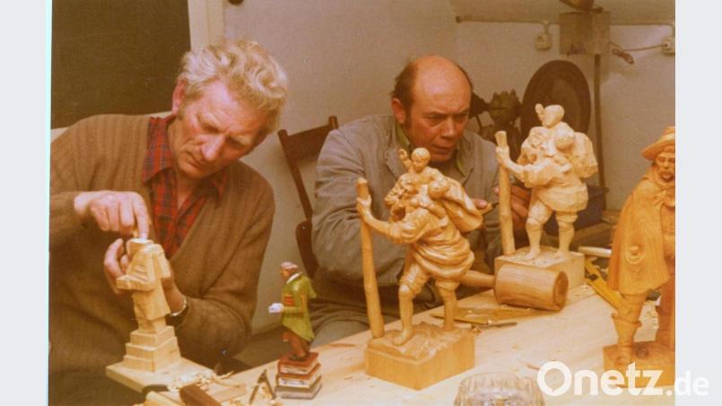 Aus der Anfangszeit der Schnitzergemeinschaft in den 1970er Jahren. Nebeneinander arbeiteten die zwei Mitbegründer Max Strigl und Josef Meier (rechts). Bild: tu