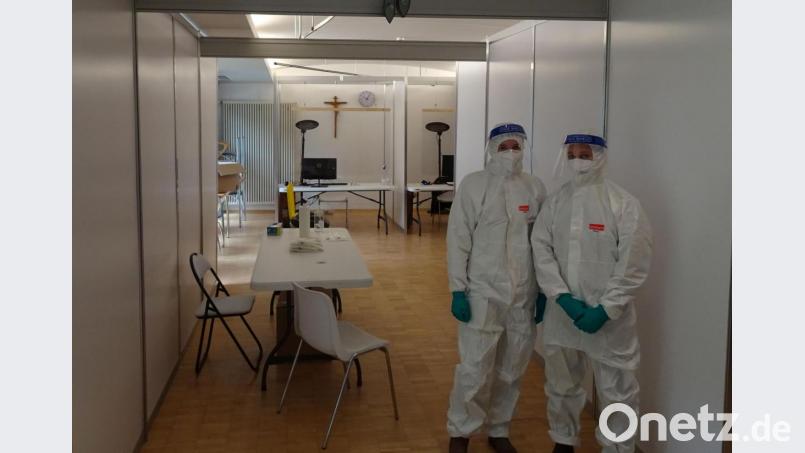 Das Testzentrum im ehemaligen Krankenhaus Waldsassen hatten die Mitarbeiter der Firma Centogene am Mittwochvormittag schnell eingerichtet. Schon kurz nach 10 Uhr starteten die Tests. Bild: rti