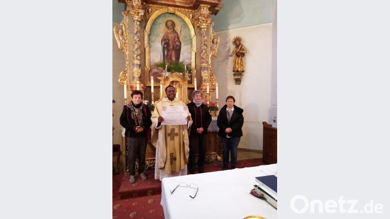 Pfarrer Edwin Ozioko freute sich über die Unterstützung für sein Schulprojekt aus Bernstein. Bild: sne