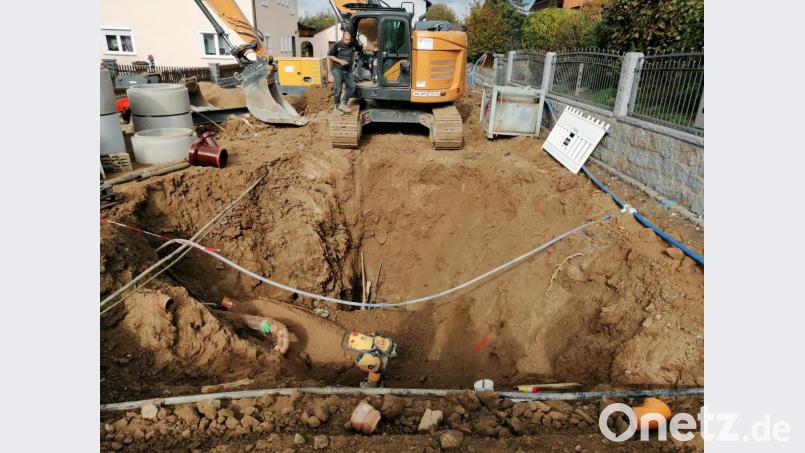 Einige Meter breit und tief: Das Loch ist direkt vor der Haustür des Bürgermeisters. Hier hat die Firma Seebauer den neuen Kanal gebaut. Bild: wpt
