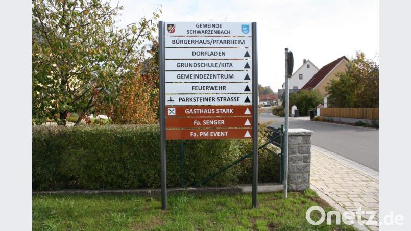 In der Gemeinderatssitzung wurden Kriterien für eine Nennung von Gewerbebetrieben auf den Schwarzenbacher Ortswegweisern formuliert. Bild: bjp
