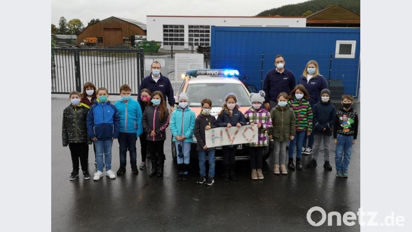 Die Kommunionkinder spendeten für den HvO 325 Euro. Darüber freute sich Bereitschaftsleiter Sebastian Hofmann (hinten links) im Kreise der Kinder auf Pfreimd und Saltendorf. Bild: hir