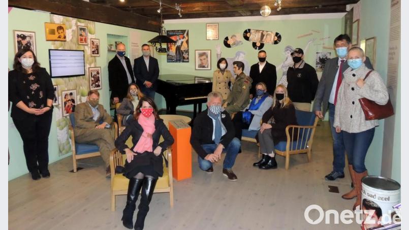 In der „Mickey Bar" des Museums endet der Besuch der US-Generalkonsulin Meghan Gregonis und des Direktors Tommy Mize. Kulturmanagerin Birgit Plößner (links) führt die amerikanischen Gäste durch die Ausstellung. Bild: mor