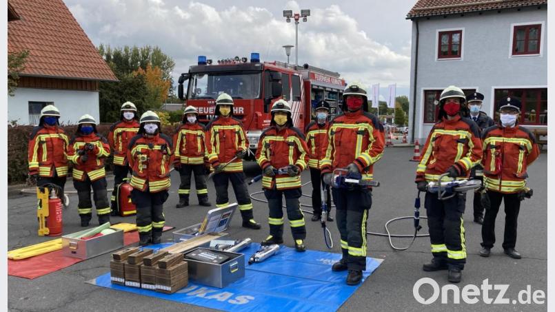 In der dritten Gruppe legte Maschinist Markus Busch die Endstufe in gold-rot (Stufe 6) ab. Marcel Schraml als Melder erreichte Stufe fünf. Angriffstruppführer Michael Denz sowie Wassertruppführerin Alexandra Malik legten Stufe vier ab. Die Stufe drei erreichte Jana Kausler in der Funktion als Wassertruppfrau. Schlauchtruppmann Stefan Koller absolvierte Stufe zwei. Theresa Sticht als Gruppenführerin, Florian Popp-Einert als Schlauchtruppführer und Angriffstruppmann Nick Danowski fungierten als Ersatzteilnehmer. Bild: mde