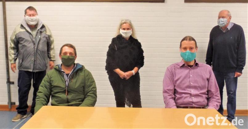 Sie tragen jetzt die Verantwortung bei der Vereinsgemeinschaft Kohlberg. Christopher Oppenkowski (sitzend, links) und Michael Lehner als Vorstände. Die Kasse führt Monika Hirmer, die von Reinhard Ponitz (hinten links) und Wilhelm Zwack geprüft wird. Anja Knöbl als neue Schriftführerin war bei der Wahl nicht anwesend. Bild: jml