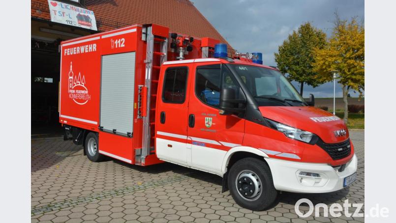 Mit der Auslieferung des neuen Fahrzeugs hat der gesamte Fuhrpark der Feuerwehr Konnersreuth dieses neue Logo (links) erhalten. Bild: jr