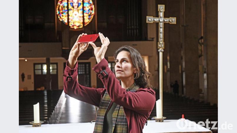 Regisseurin Saralisa Volm fotografiert in Herz Jesu. Eine Weidener Kirche könnte in ihrem Spielfilm eine Statistenrolle bekommen. Bild: Gabi Schönberger