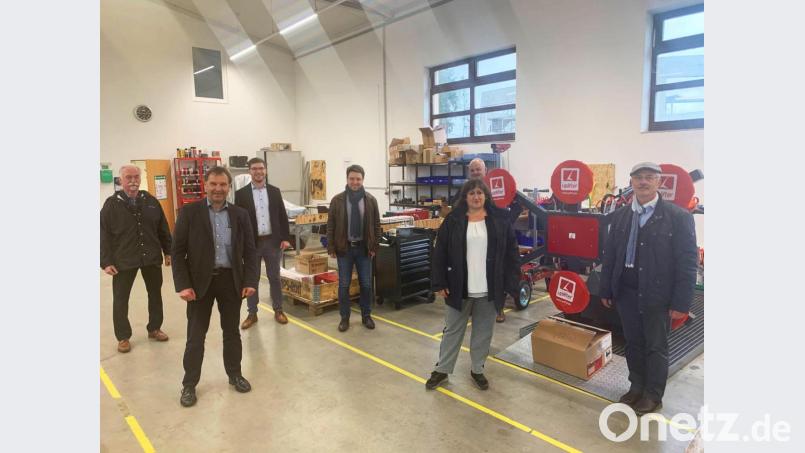 Martin Lobinger und Peter Jauernig führten die Gäste durch das Unternehmen. Im Bild von links Franz Brunner, Norbert Auer, Peter Jauernig, Peter Wein, Marianne Schieder, Martin Lobinger und Karl Bley. Bild: Robert Neugebauer/exb