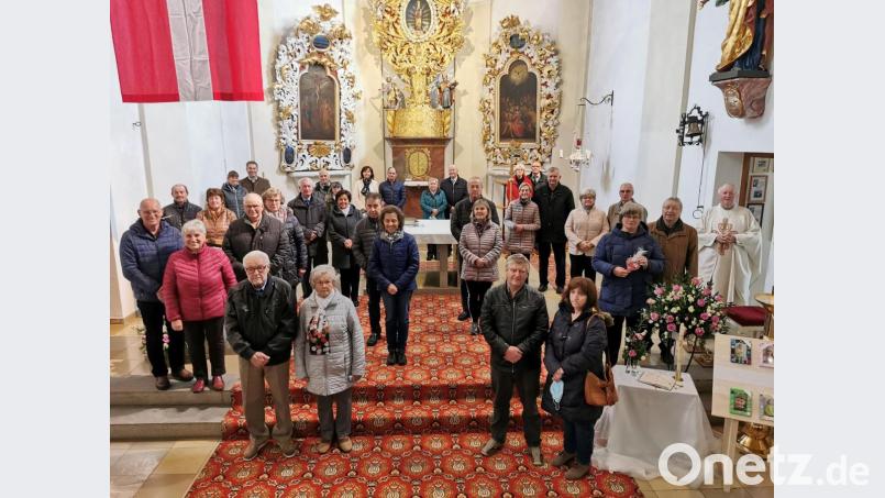 Im Kreise der Jubilare feierten Annemarie und Michael Hummer (vorne links) mit 65 Ehejahren die Eiserne Hochzeit. Bild: gz