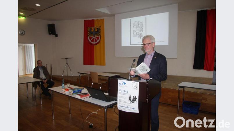 Im &quot;Literarischen Café&quot; las Leonhard Fuchs aus Werken von Ota Filip. Bild: wro
