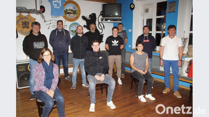 Der neu gewählten Vorstandschaft gratulierte Bürgermeister Gerald Reiter (rechts) und dankte für die Übernahme von Verantwortung in der Vereinsführung. An der Spitze bleibt weiterhin Thomas Lampl (vorne, Mitte). Bild: mmj