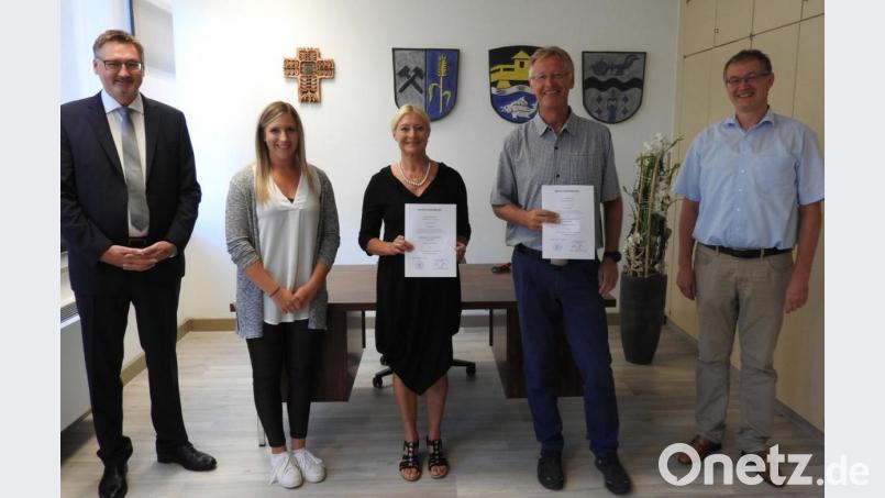 Die Gemeinschaftsversammlung bestellte bereits in der Mai-Sitzung 2020 die beiden weiteren Bürgermeistervertreter des Marktes Schwarzenfeld, Gabi Wittleben und Karlheinz Dausch (Dritte und Vierter von links), zu Standesbeamten. Nach dem Besuch einer Kurzschulung erhielten die beiden Markträte vom Stullner Bürgermeister Hans Prechtl Stulln), der Leiterin des Standesamtes, Teresa Scholz (von links) und Schwarzachs Bürgermeister Franz Grabinger die Bestellungsurkunde. Bild: ohr