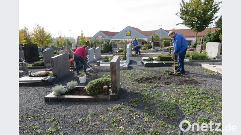 Viel Arbeit gab es für das Seeleitenteam und andere freiwillige Helfer auf dem Kemnather Friedhof. Bild: jzk