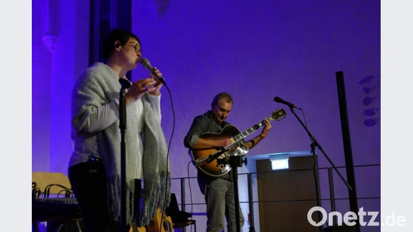 Verhalten, aber stimmungsvoll: Das Jubiläumskonzert von Steffi Denk und Hans Yankee Meier in der Nabburger Spitalkirche. Bild: kbw