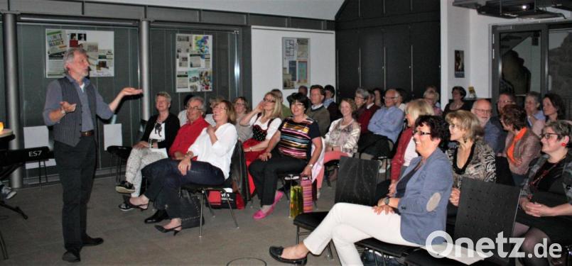 Bis wieder viele Leute in einem Raum gemeinsam die Veranstaltungen der "Freunde der Kunst" genießen können - wie hier mit Herbert Pöhnl - wird es noch eine Weile Dauern Archivbild: lg