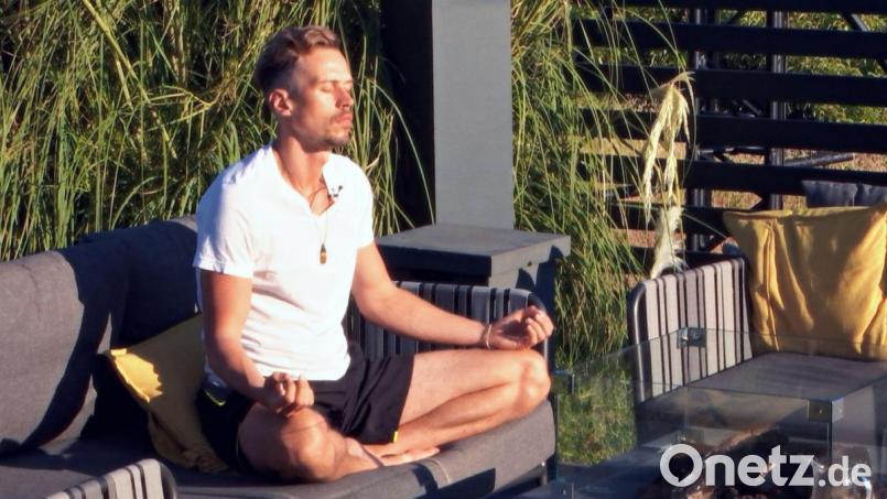 Wie Daniel Bayer aus Weiden dem Testosteron-Trubel um die "Bachelorette" begegnet? Mit Schneidersitz und geschlossenen Augen. Mächtig nervös wird er dennoch in Folge. Bild: TVNOW