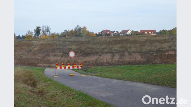 Der Kreinzlweg ist derzeit eine Sackgasse. Die neu gebaute Umfahrung schneidet bei der B 22 den Kreinzlweg in beiden Richtungen ab. Vor allem im Siedlungsgebiet Schloßzelch (im Hintergrund) wird dieser beliebte Spazierweg ins Grüne derzeit schmerzlich vermisst. Bild: wb