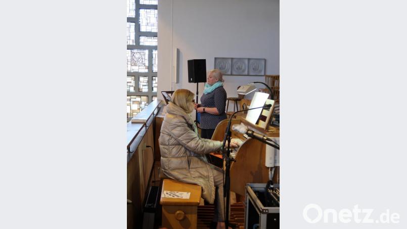 Chorleiterin Saskia Krügelstein und Gabi Biehler an der Orgel gestalteten die Messe. Bild: Leonhard Donhauser/exb